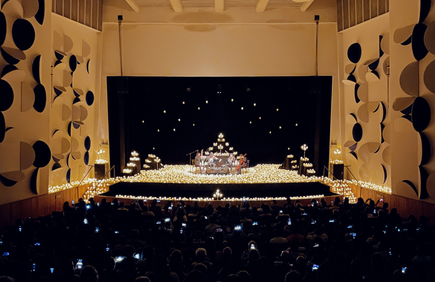 Concierto iluminado por velas